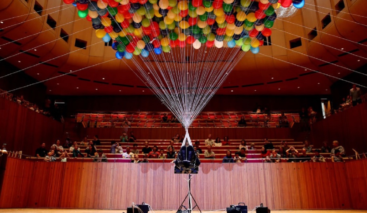 disabile appesa palloncini