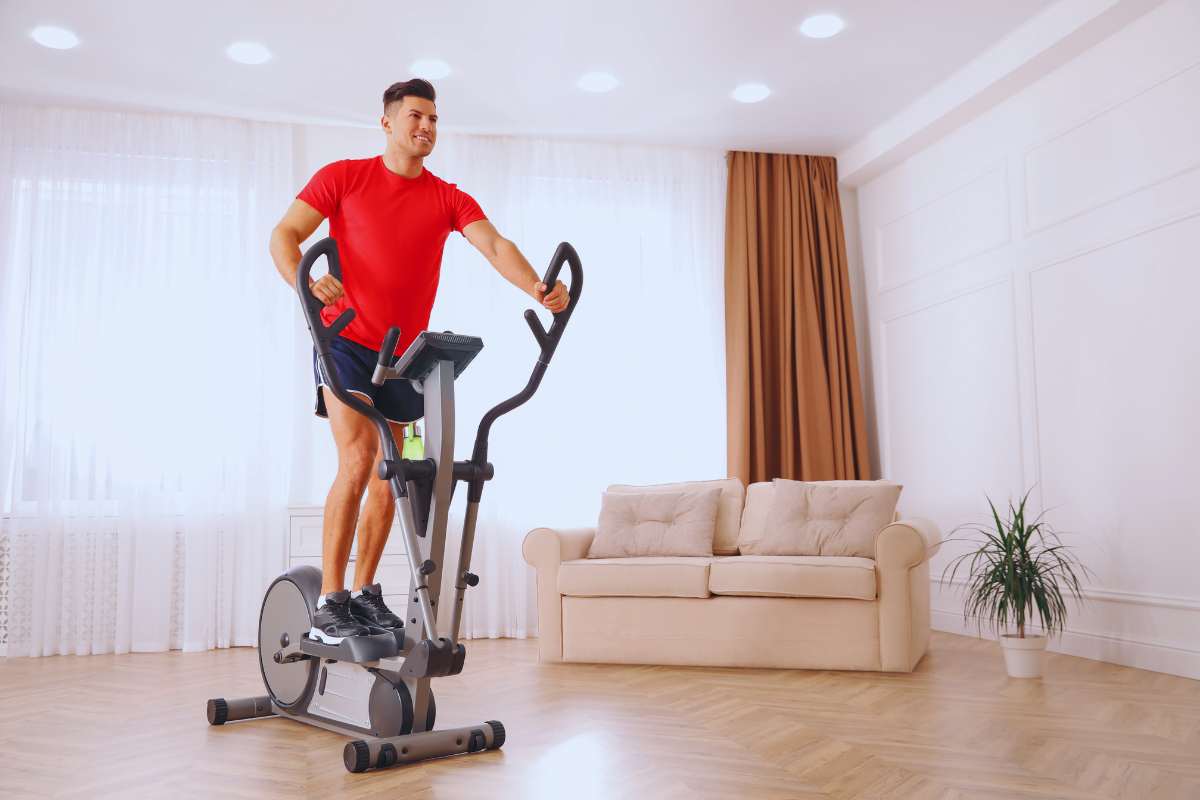 uomo bicicletta ellittica la bicicletta ellittica per gli addominali