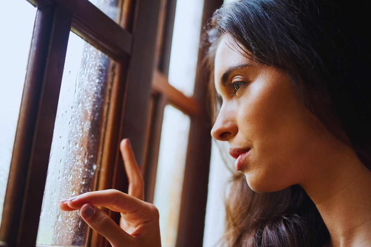 donna depressa finestra pioggia depressione invernale, come combatterla