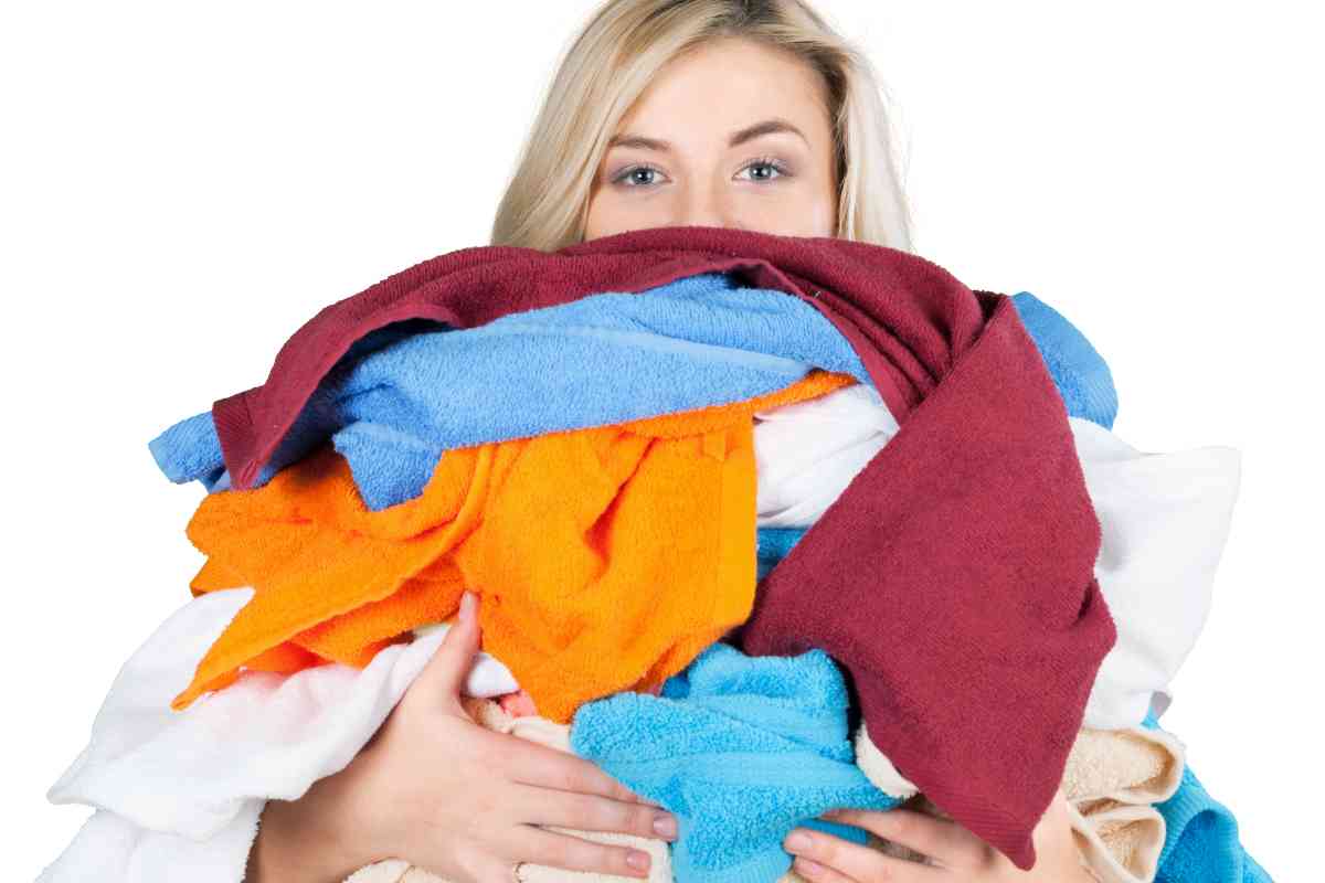 Donna-con-biancheria-da lavare- Come fare il bucato perfetto