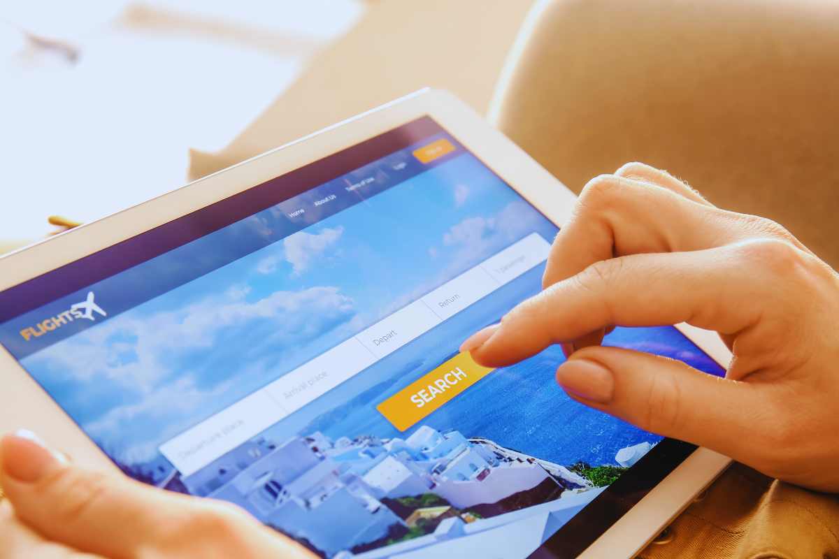 ragazza bagaglio viaggio aereo prenotare voli aerei risparmiando