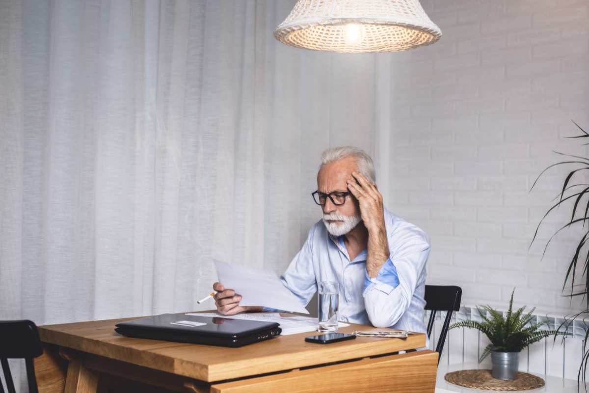 Uomo legge documento