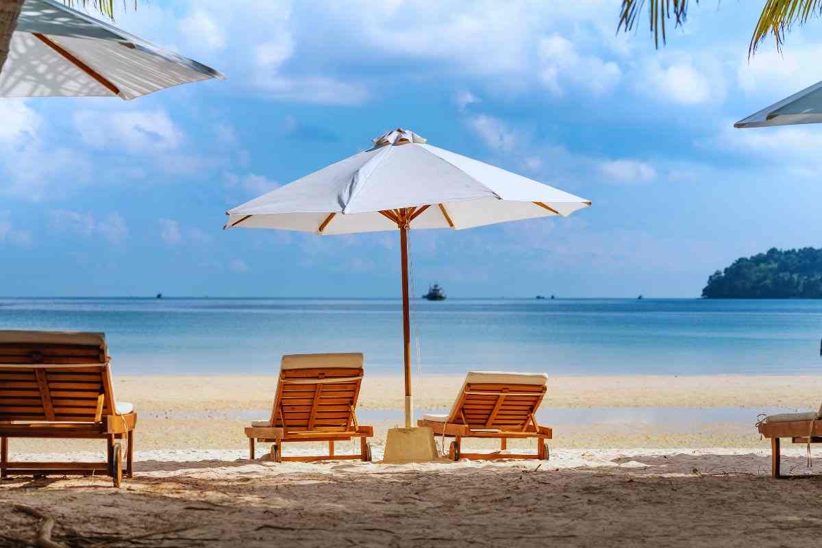 si può lasciare ombrellone e sdraio in spiaggia?