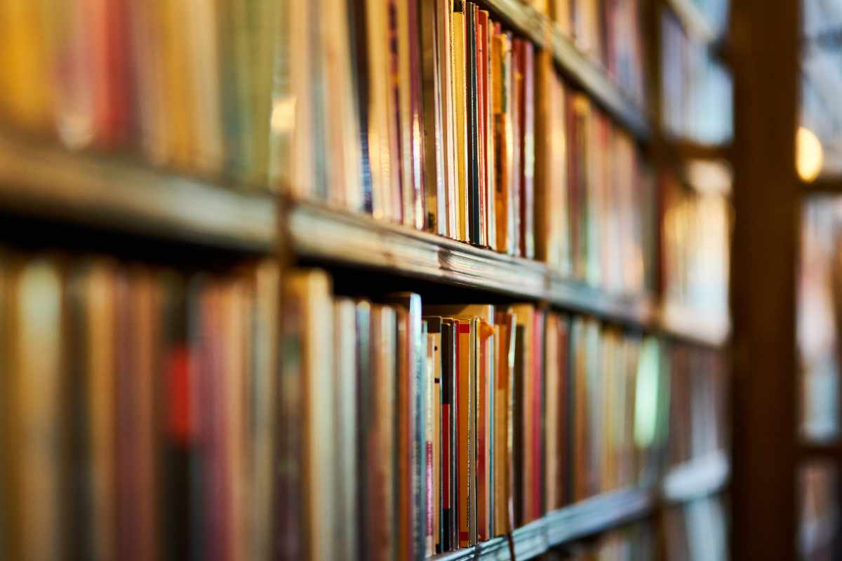 Addio polvere: il trucco geniale per una libreria sempre pulita